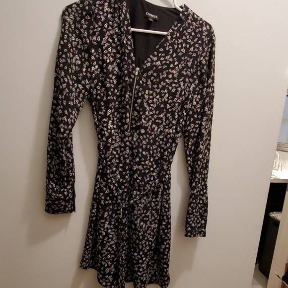 Express Dresses & Skirts - Express long sleeve floral print dress